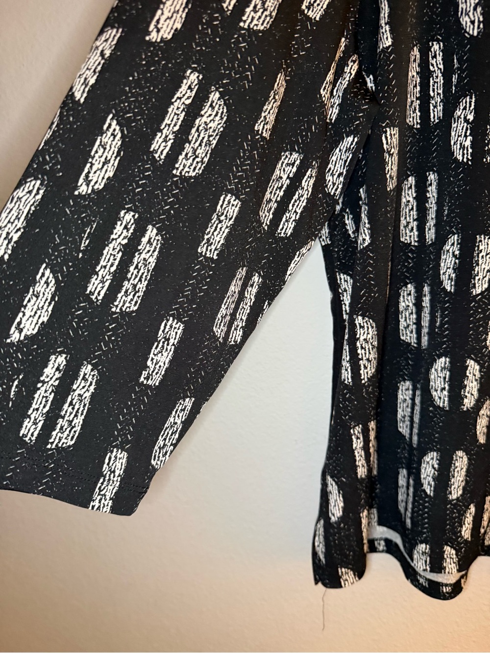 Chico's Black & White V-Neck Long Sleeve Top - Picture 5 of 7